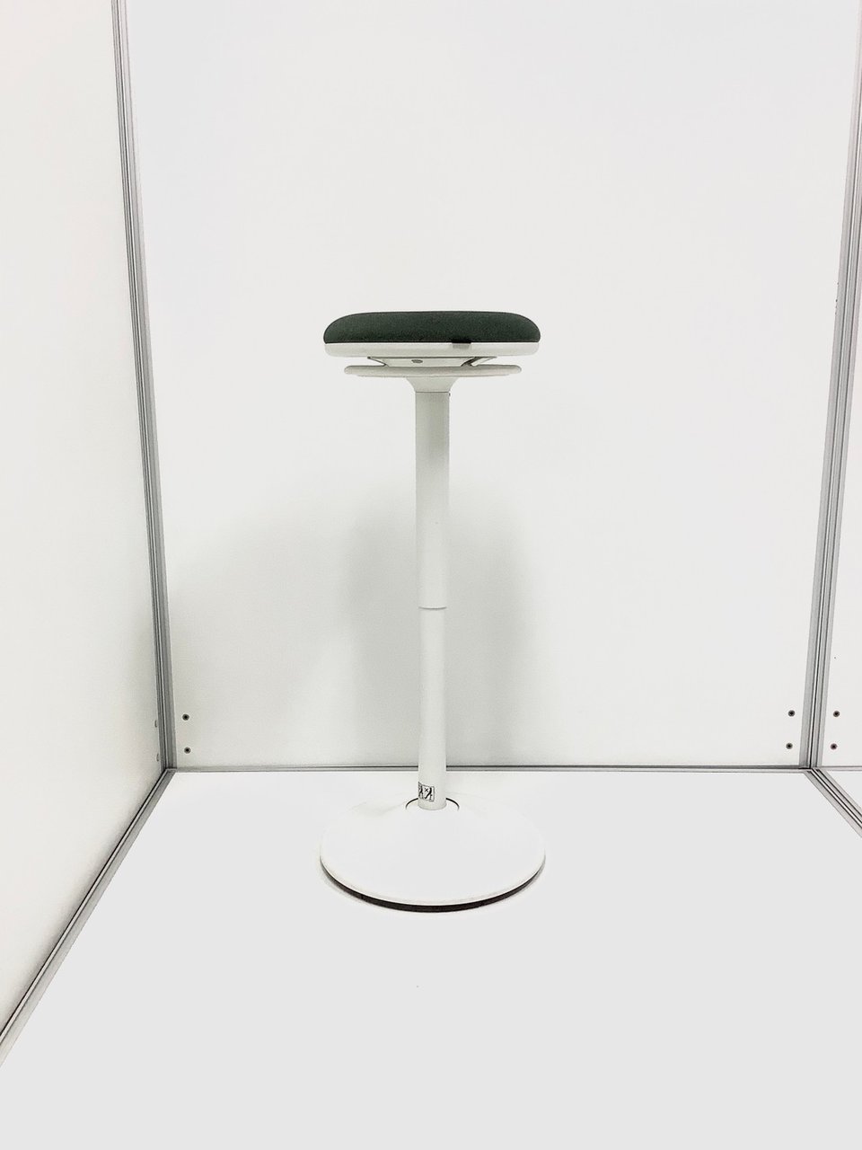 2017年製／大人気／流行／スイング脚タイプ／ホワイトシェル　◆Okamura／オカムラ　◆pirouetto／ピルエット　※座面カラー：ダークグリーン
                        Pirouettoシリーズ 
                                    中古
            