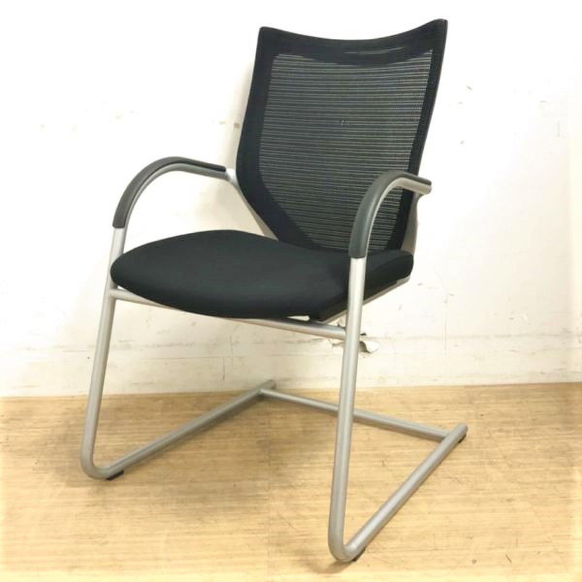 【大人気バロンシリーズのゲストチェア】【即完売必至】間違いなしの座り心地　※背面小さな破れあり
                        バロン 
                                    中古
            