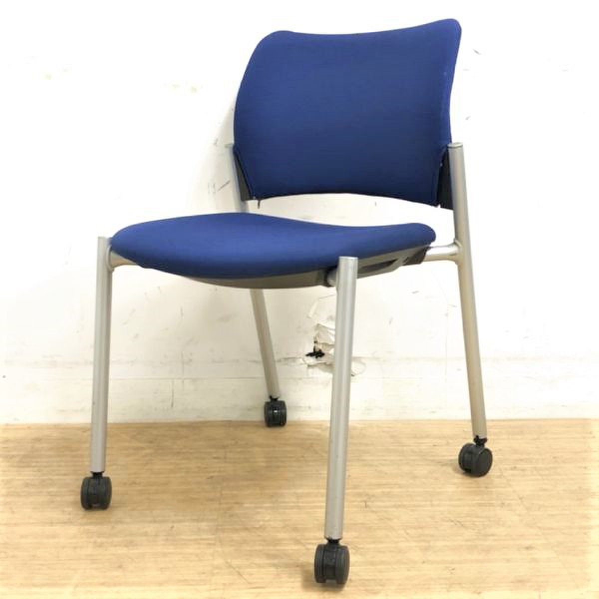 【ロット入荷】シンプルな定番スタッキングチェア　省スペース化に貢献する優れもの　
                        8147シリーズ 
                                    中古
            