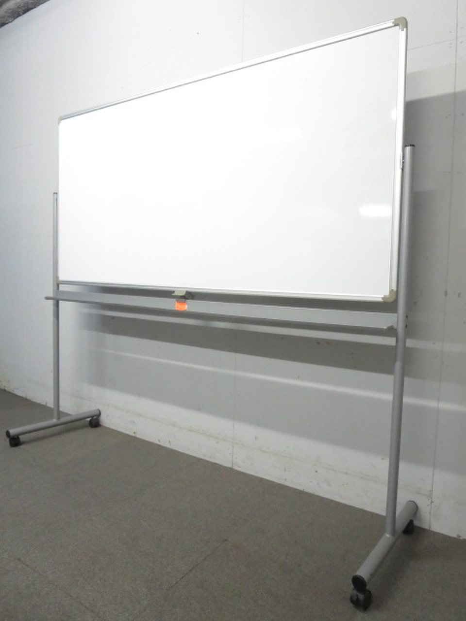 【広々使える1800mmタイプ！】■両面使えて便利なホワイトボード！
                        脚付きホワイトボード
                                    中古
            