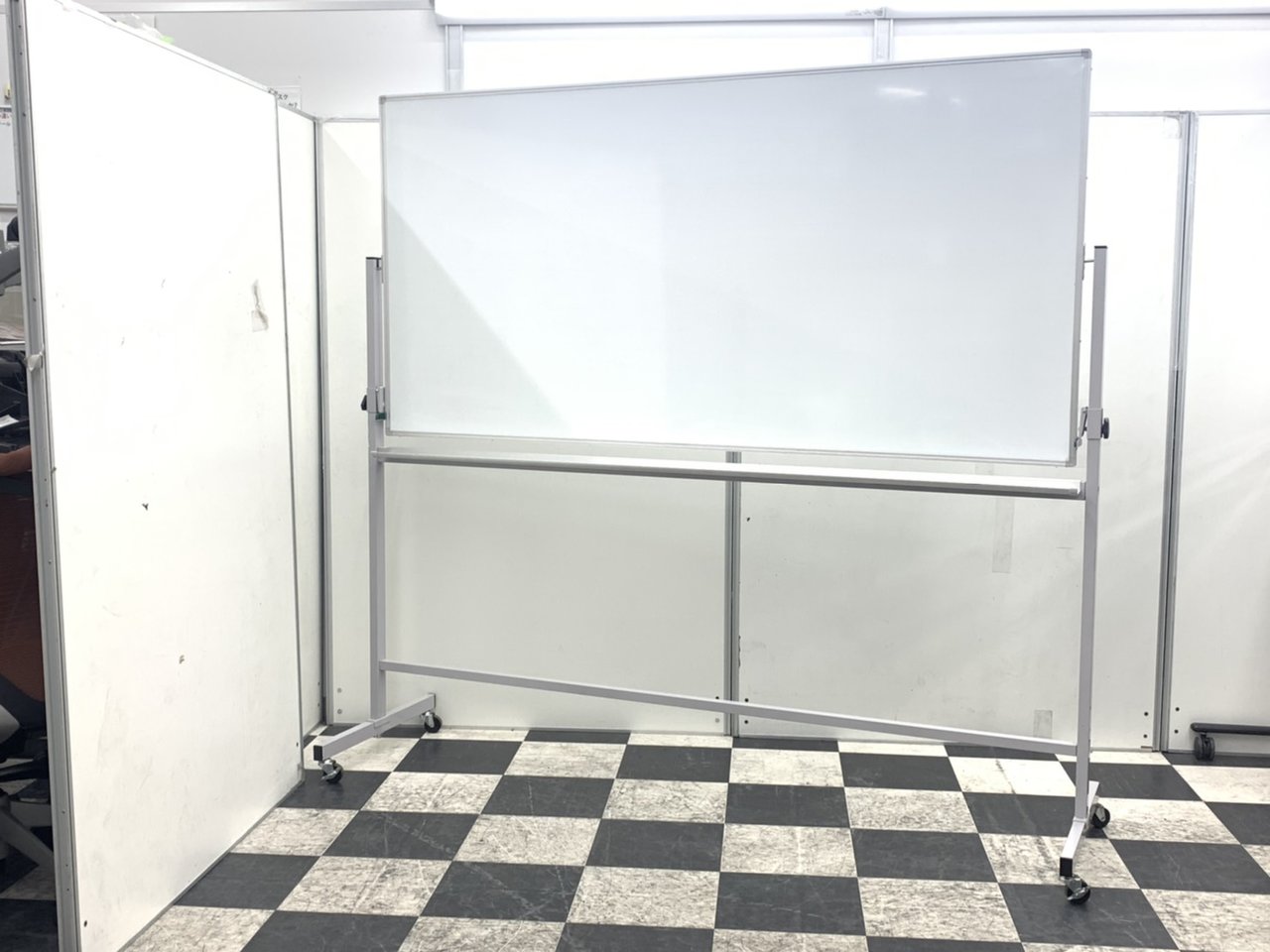 【お問い合わせ殺到】数量少ない脚付きホワイトボードが入荷！両面タイプ、キャスター有りで使いやすい！！
                        その他シリーズ
                                    中古
            