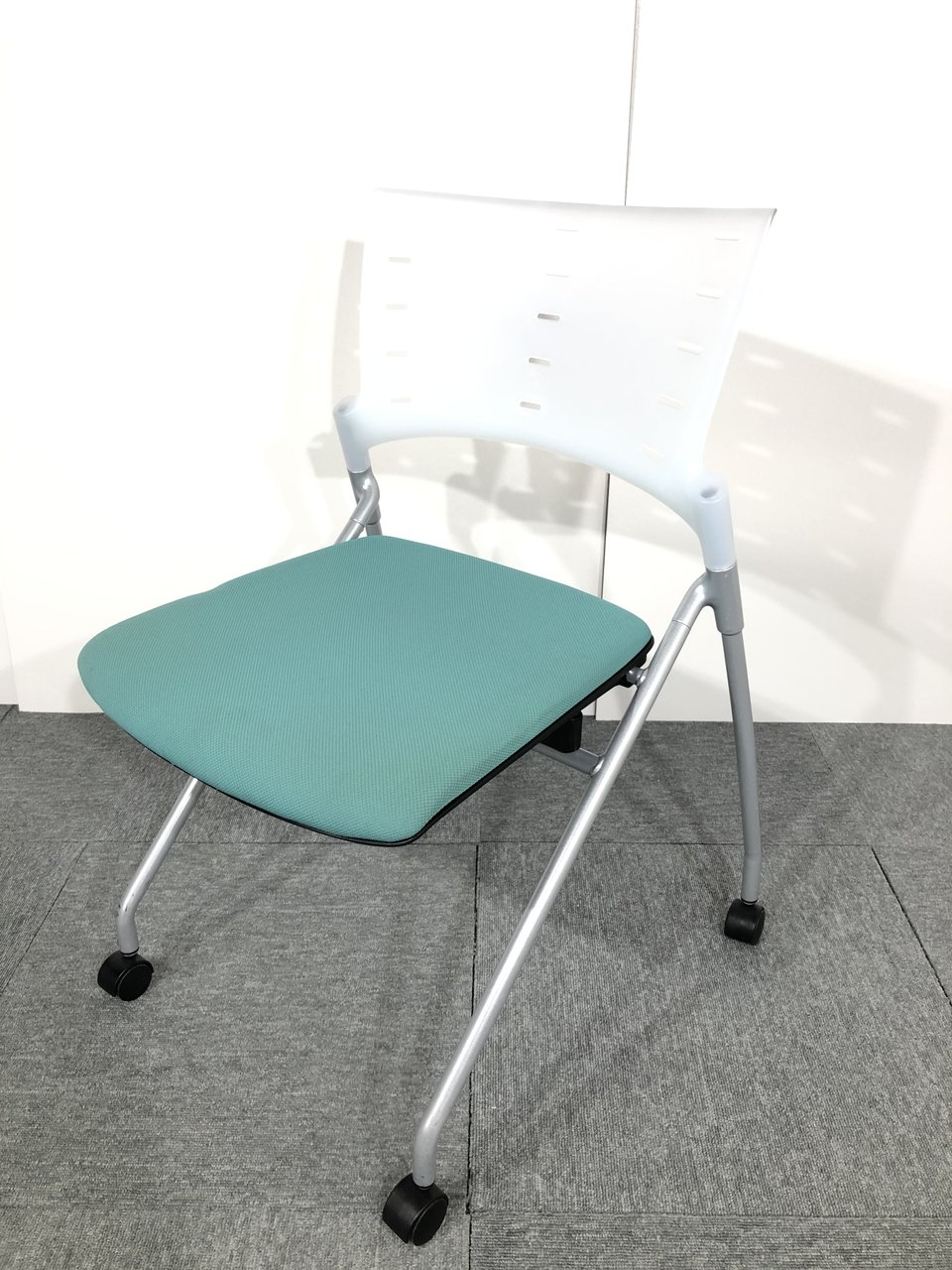 【ロット商品】鮮やかライトグリーン！座面を跳ね上げるネスティングタイプ|キャスター付【関西倉庫在庫】【新大阪】【北摂】
                        マノス
                                    中古
            