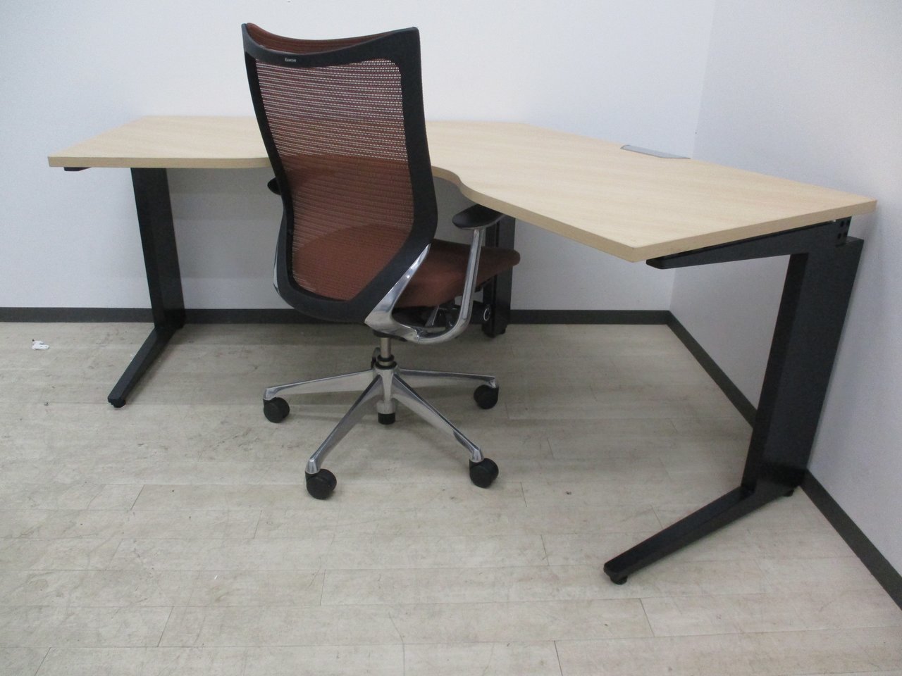 憧れのL字デスクはいかがですか！？
オカムラ　プロステージ　ナチュラル色　バロンチェアセット！！
                        プロステージ 
                                    中古
            