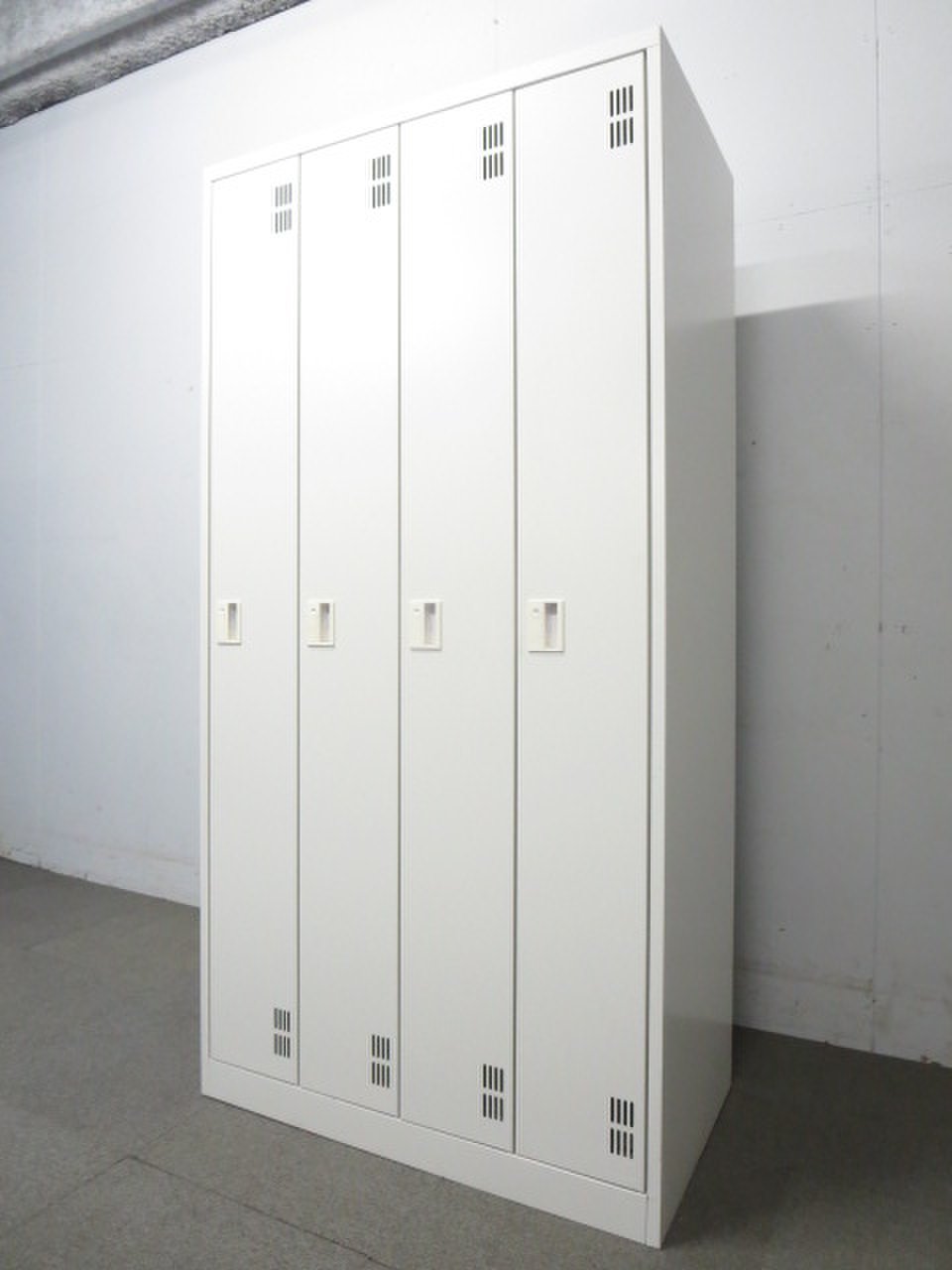 【スタンダードなデザイン】■4人用ロッカー　ホワイト【おつとめ品】
                        東京鋼器　MASTER【TOKYO KOKI INC.】
                                    中古
            