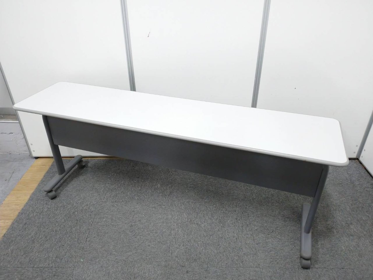 【大量入荷！】セミナールームでのご使用にぴったり。奥行450mm。幕板付き。
                        その他シリーズ
                                    中古
            