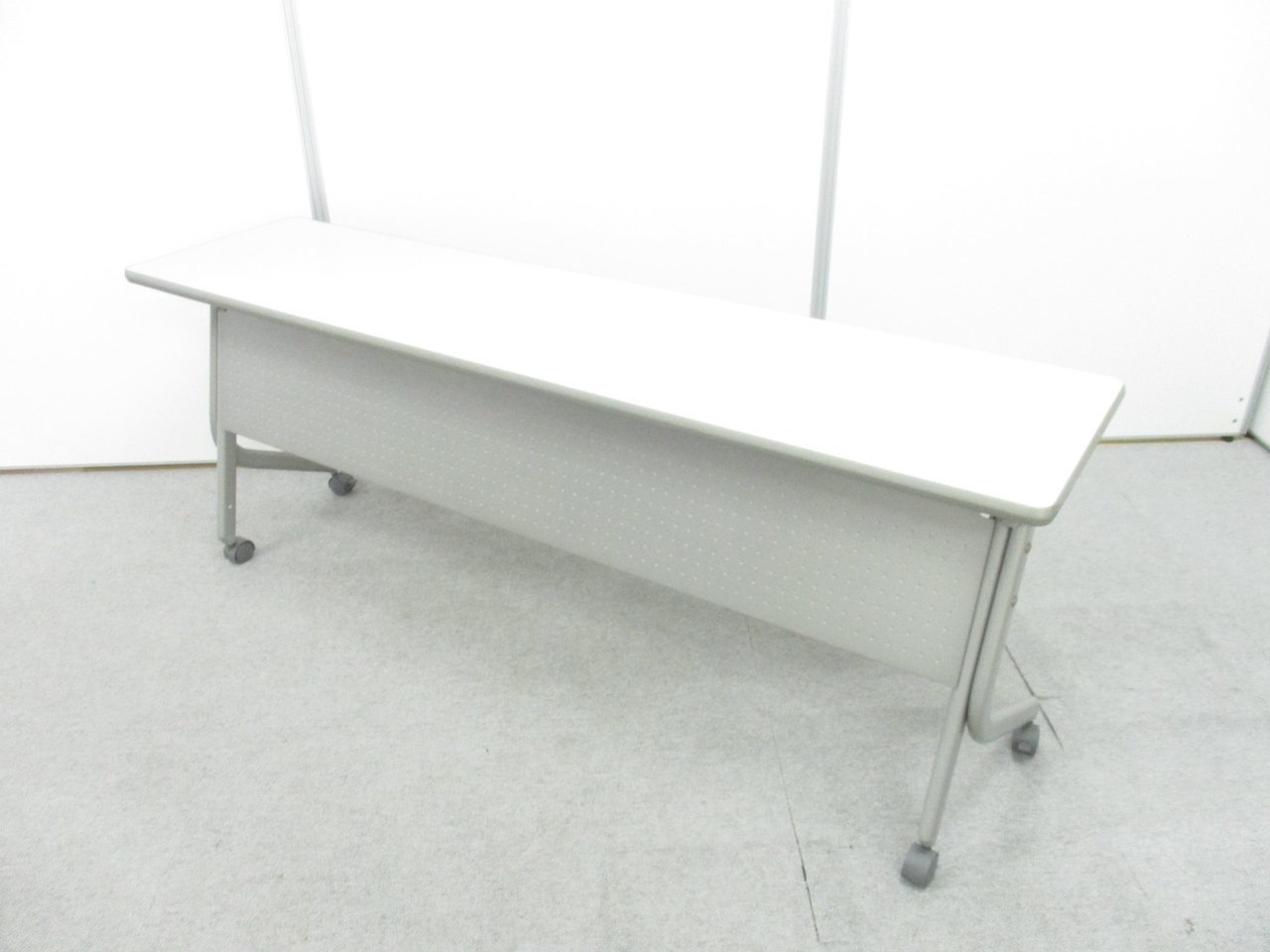 【セミナーや会議室のご使用に】天板を折り畳めるスタックテーブル　内田洋行　SP型
                        SP型
                                    中古
            