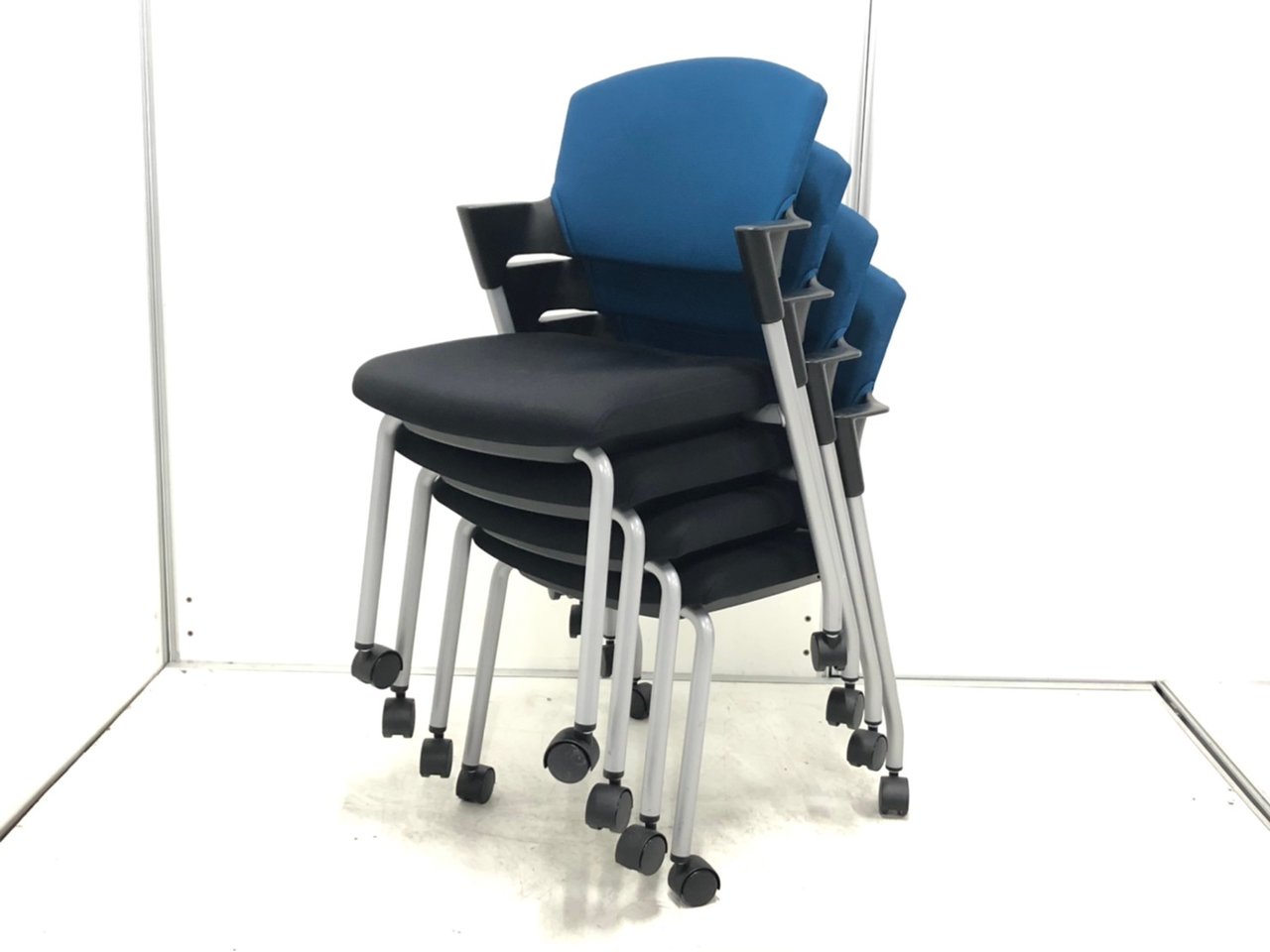 【10%OFFの4脚セット！】
クッション性に優れたミーティングチェア！
#コクヨ #プロッティ #プルシアンブルー #キャスター付 #会議室 #学習塾 #セミナー #おしゃれ #中古オフィス家具 #通販
                        プロッティ（キャスター付） 
                                    中古
            