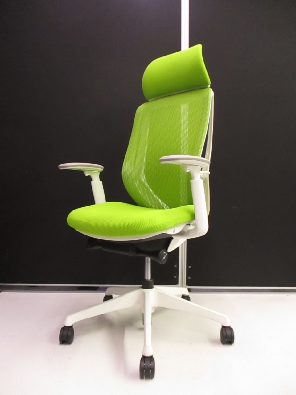 【KS】【限定1脚！】前傾姿勢で有名なあのチェアがヘッドレスト付きで入荷！■オカムラ■シルフィー■2019年製
                        シルフィー（クッション） 
                                    中古
            