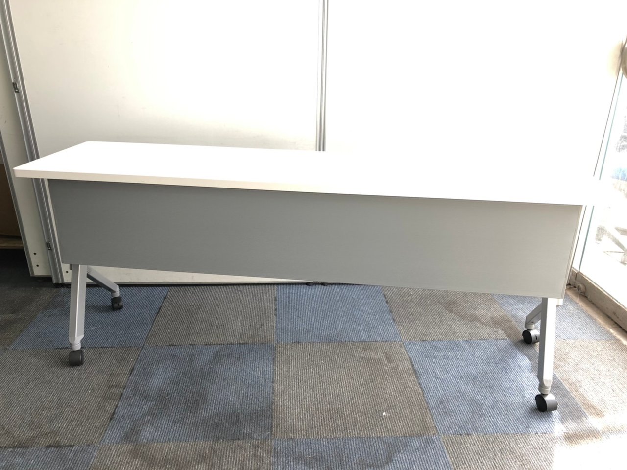 【省スペース！移動がラクラク！】オカムラのサイドスタックテーブル！【幕板付き！】
                        フラプター 
                                    中古
            