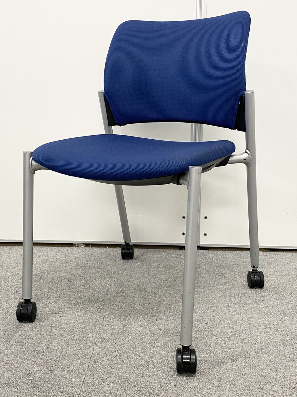 【16脚入荷】キャスター付きで使い勝手のいい会議用チェアです
                        8147シリーズ 
                                    中古
            