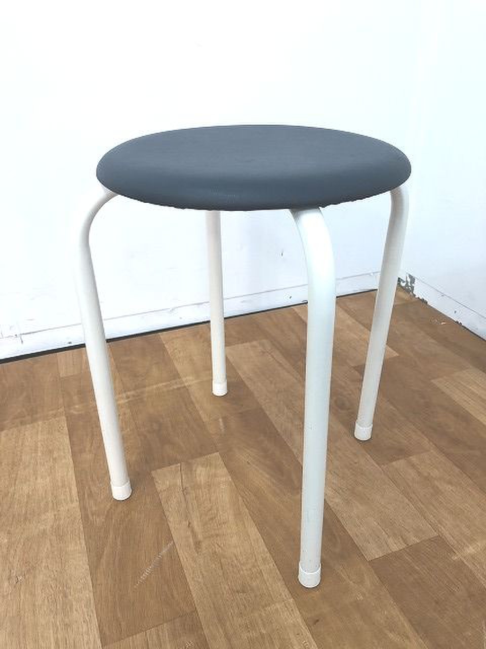 【座面紺色で脚がホワイトカラーの丸椅子の入荷です！！】
                        その他シリーズ
                                    中古
            