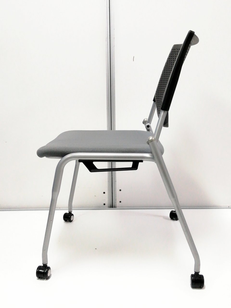 【中古】 オカムラ8139ZZ スタッキングチェア　キャスター付 中古】プロスタック 8139ZZ オカムラ/okamura スタッキング