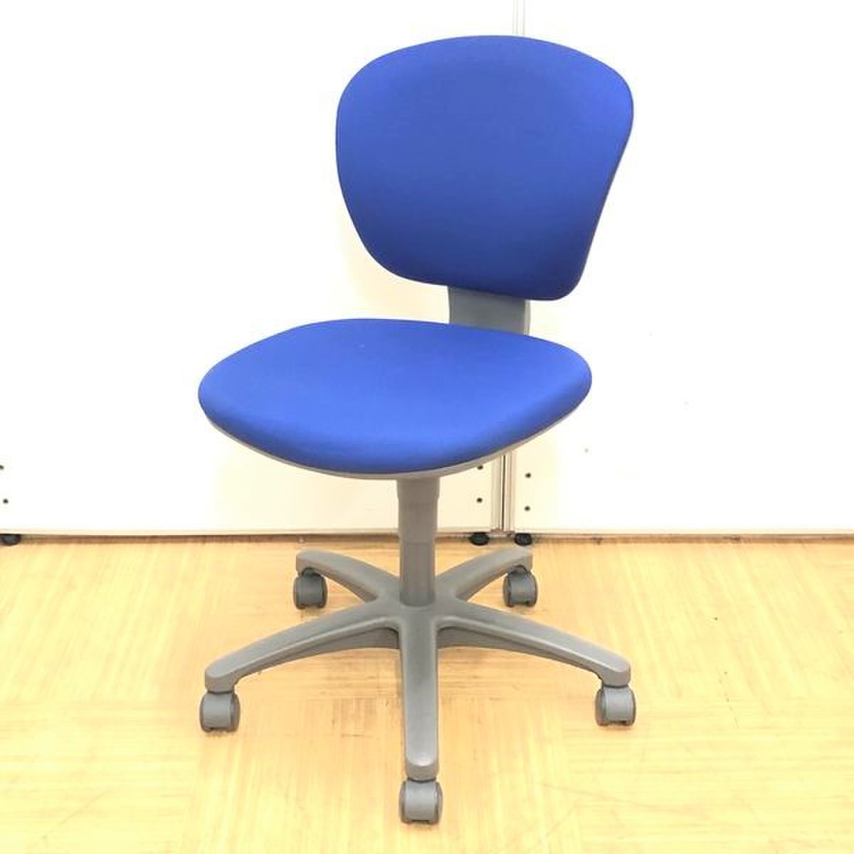 コンパクトな小ぶりサイズ！可愛らしいデザインのオフィスチェア
                        レグノ 
                                    中古
            