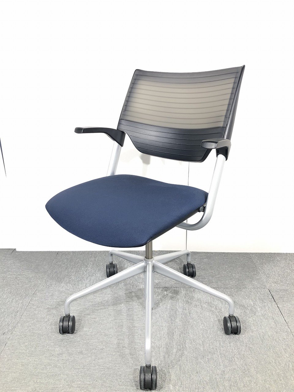 オシャレなミーティングチェアが入荷いたしました【関西倉庫在庫】
                        レクシブ(lexive)
                                    中古
            