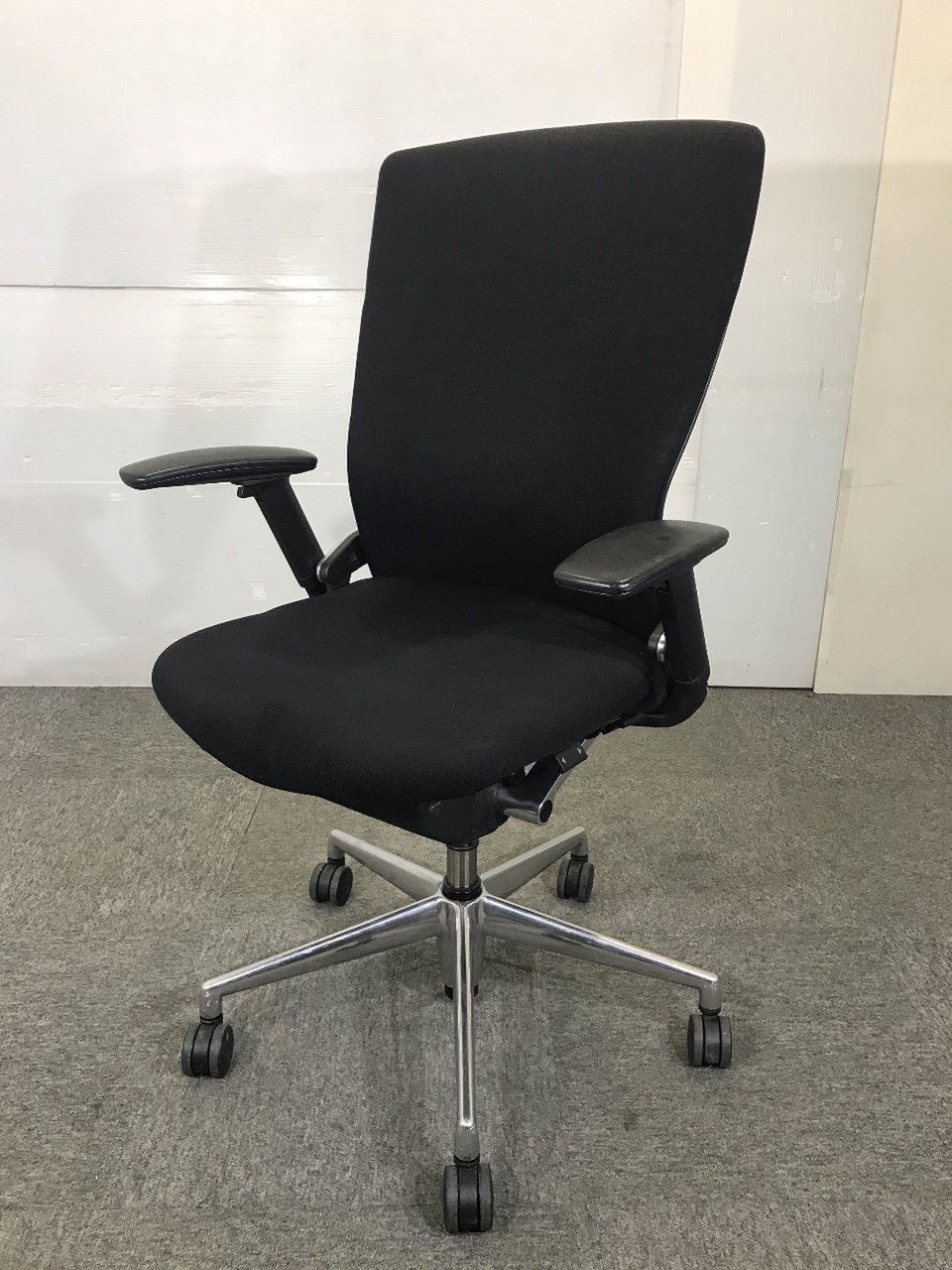 【ロッキング不良のため特価】大学との協同開発による座り心地や操作性、デザイン性を追求した高機能チェア【高級チェア】【在宅ワーク】 
                        パルス 
                                    中古
            