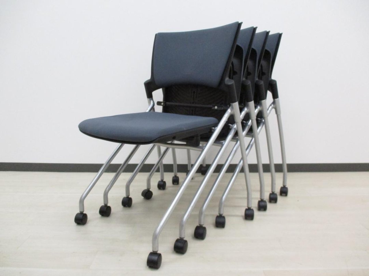 お得な４脚セット/マノス/グレー【RP】
                        マノス 
                                    中古
            