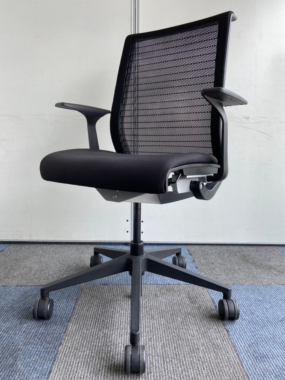 【高級海外メーカー製商品】スチールケース製/背面メッシュ/ブラック/ワイヤー/ハイバック　★
                        シンクチェア（座:布
                                    中古
            