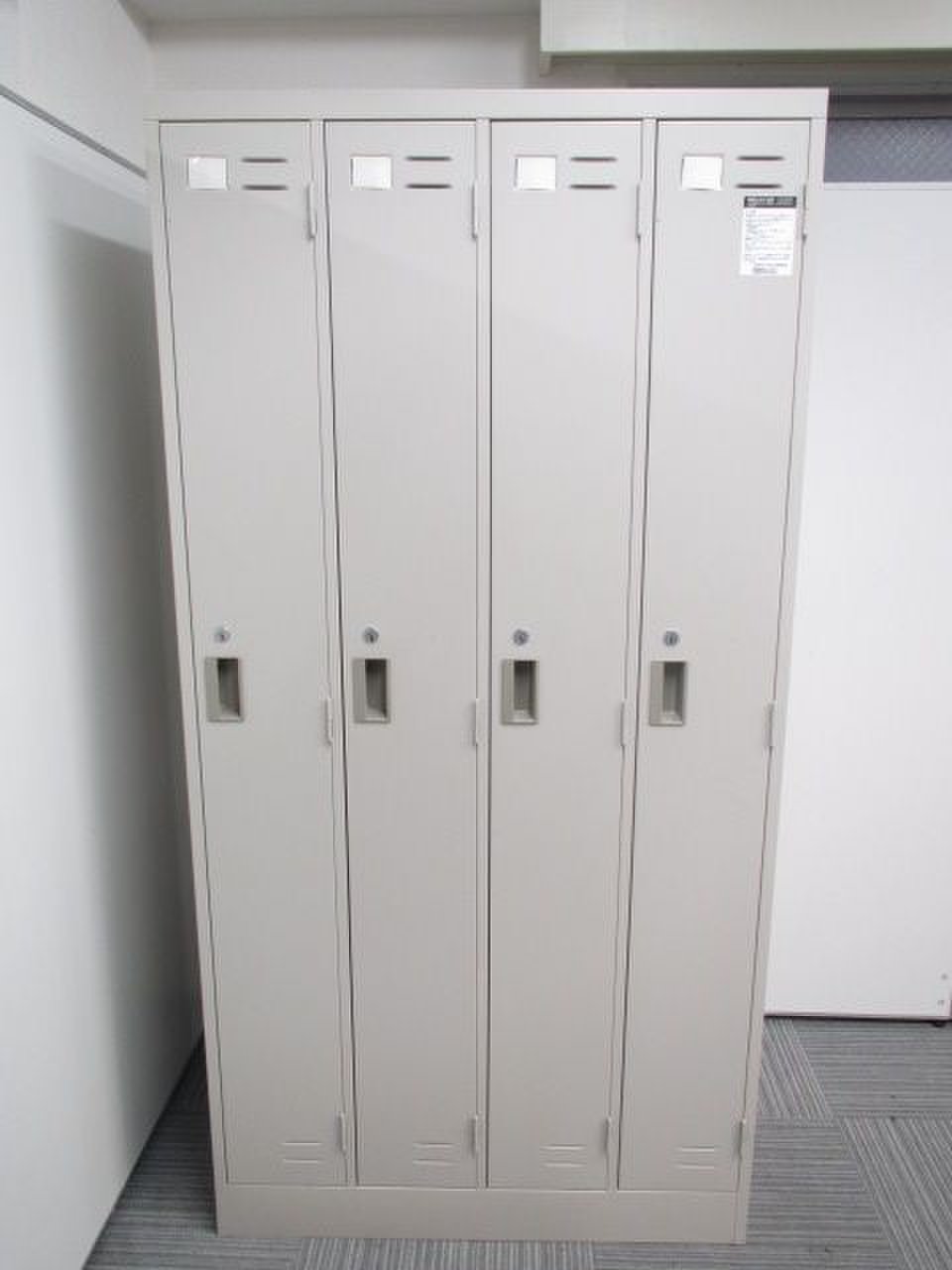 [定番の4名様仕様!!]コクヨ(KOKUYO) 4人用ロッカー LKシリーズ■急な増員や入替時に対応可能です!!いつでも中古のロッカーは人気です!!ヘルメット、縦に入れれば入ります!!
                        LK
                                    中古
            