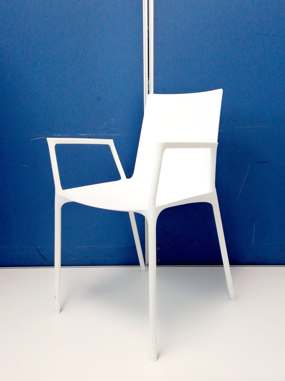 純白デザイナーズ家具！樹脂製で掃除も簡単！ウィスナーハーガ製　マカオ（Macao)チェア　★
                        マカオ 
                                    中古
            