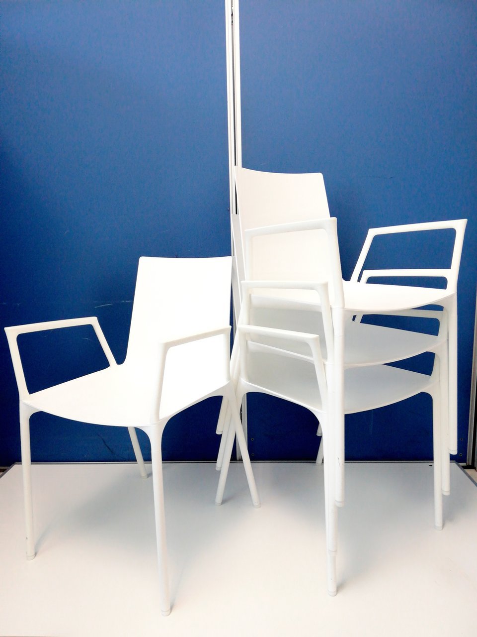 【4脚セットで10％オフ】アピール性抜群のデザイナーズチェア！ウィスナーハーガ　マカオ（Macao)　★
                        マカオ 
                                    中古
            