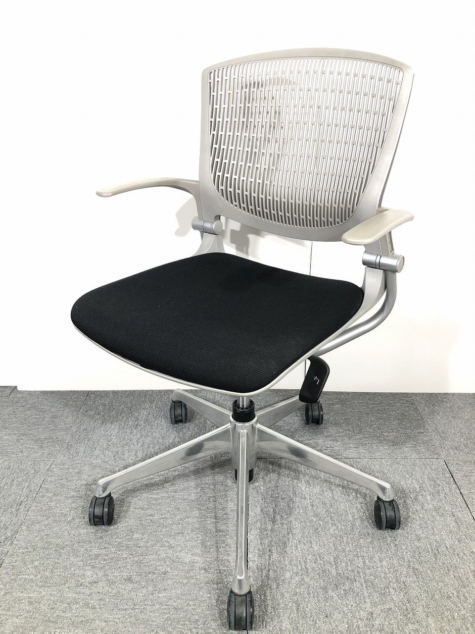 【3脚入荷！】軽快なデザインと機能性、その「心地よさ」が新しい。【関西倉庫在庫】
                        グラータ 
                                    中古
            