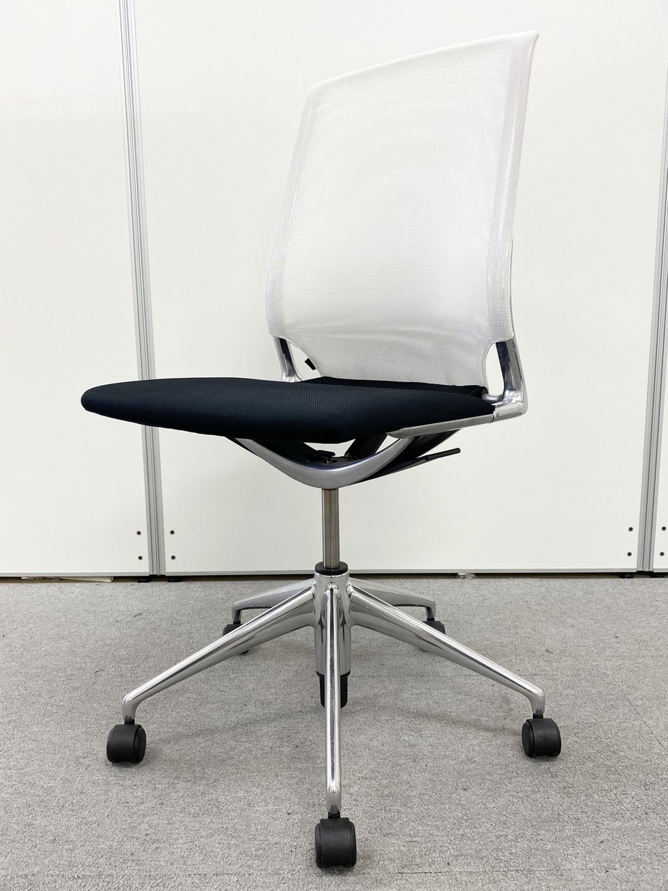 SH430-570mmVitra Meda Chair（ヴィトラ） 肘付メダチェア