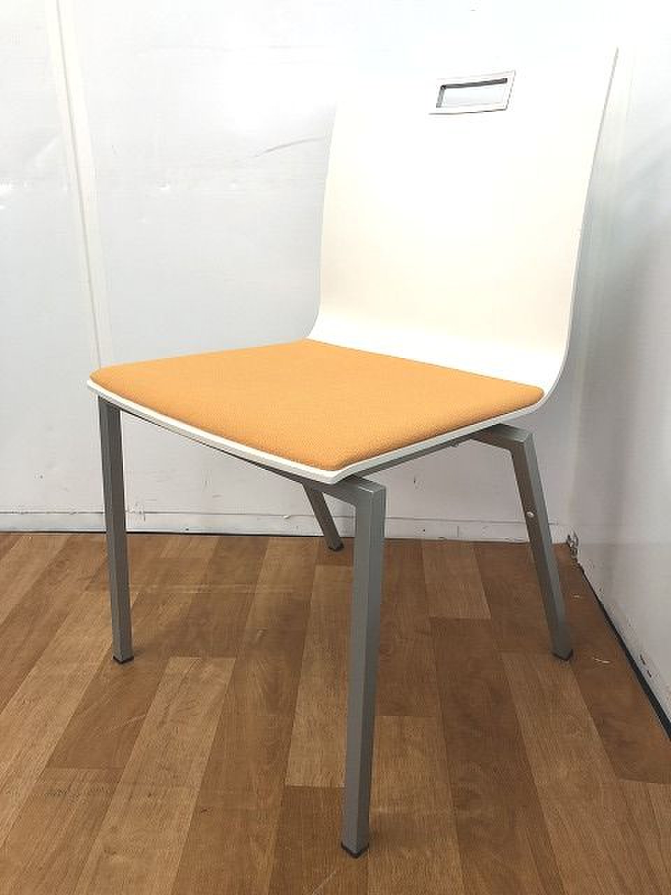 【ホワイト×オレンジ×シルバーのオシャレなスタッキングチェアの入荷です！！】
                        その他シリーズ
                                    中古
            