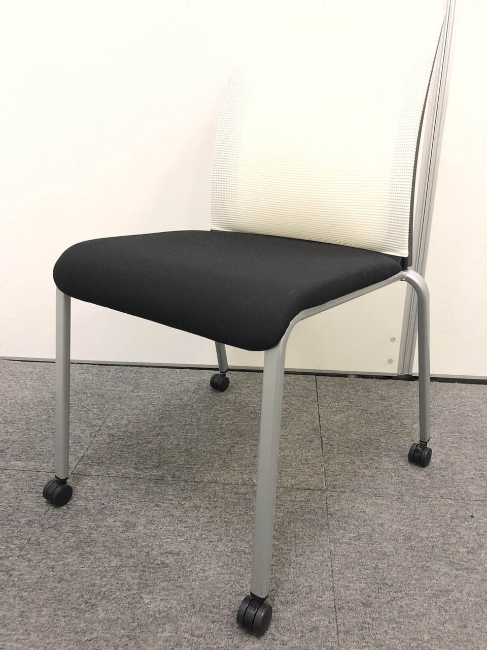 【22脚入荷】キャスター付きスタッキングチェア　座面：ブラック・背面：ホワイト　Steelcase　スチールケース製
                        その他シリーズ
                                    中古
            
