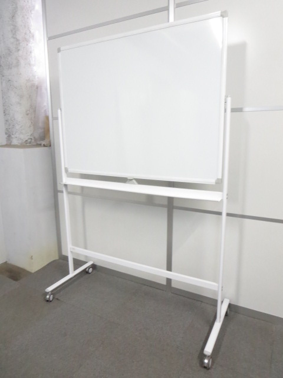 ■脚付ホワイトボード　板面サイズ：W1200×H900mm　両面タイプ　キャスター付【中古品】
                        脚付ホワイトボード
                                    中古
            