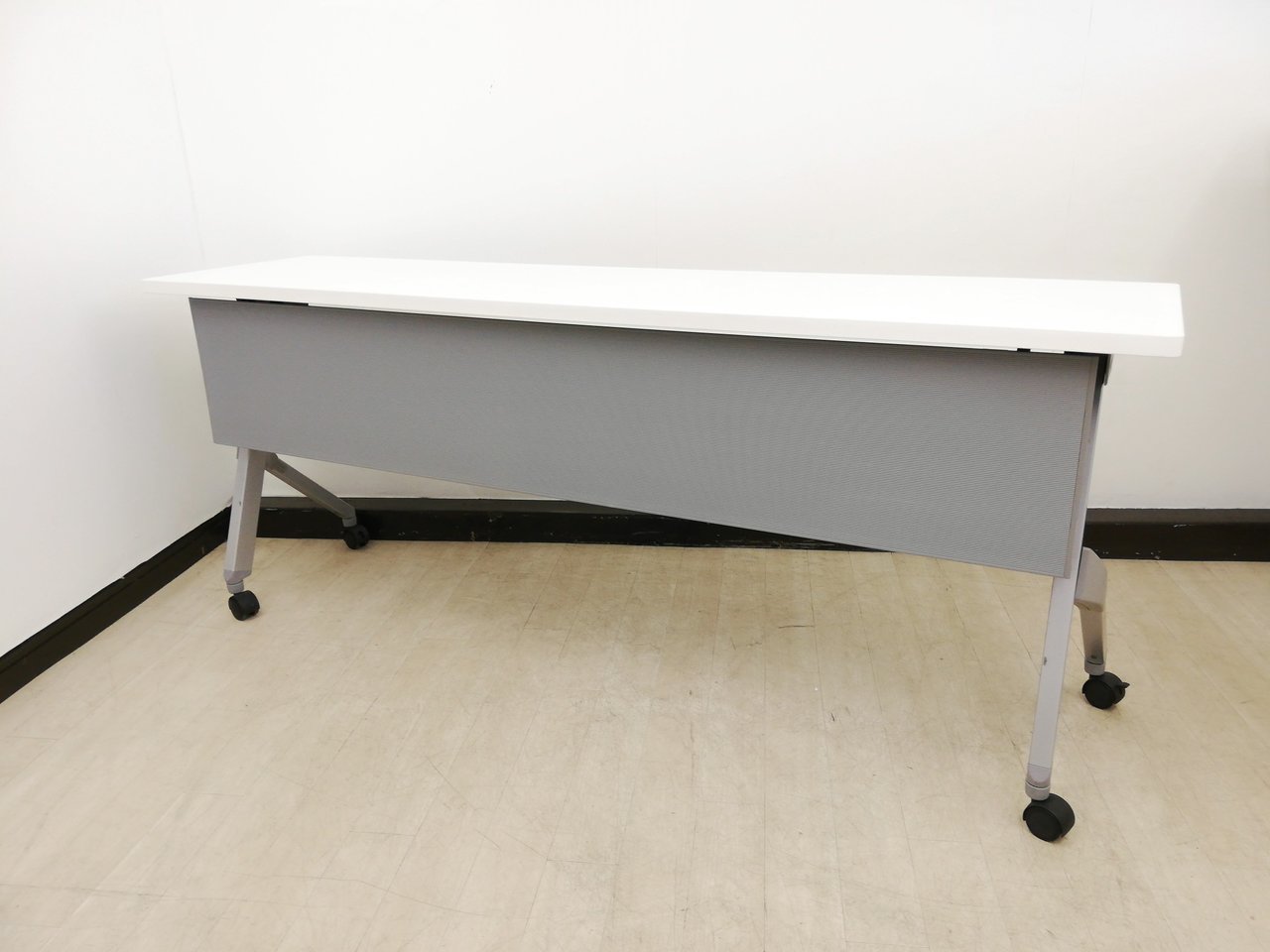 【お揃い6台】美白ホワイトカラー天板幕板付きタイプ◆オカムラ製
                        フラプター 
                                    中古
            