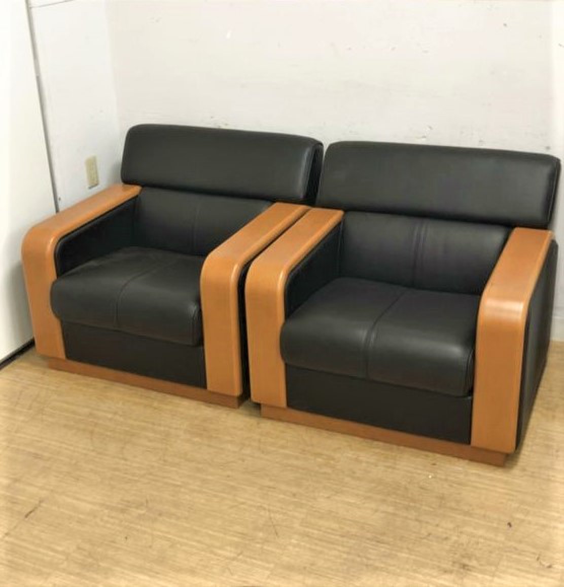 【2脚セットでこの価格】【在庫入替価格】高級感漂うモダンなチェア　応接室の格上げは間違いなし　優雅な空間を提供します　歴史ある天童木工製品
                        その他シリーズ
                                    中古
            