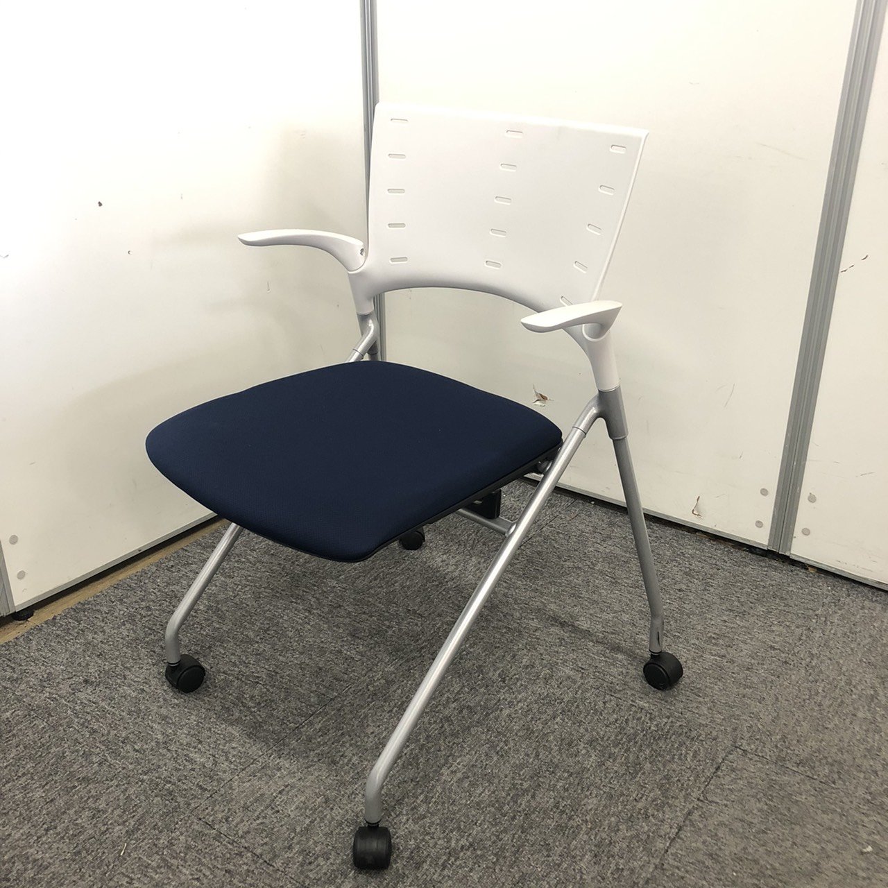 これはおしゃれ！爽やかなミーティングスペースでクリエィティビティを発揮するチャンスです！！
                        マノス 
                                    中古
            