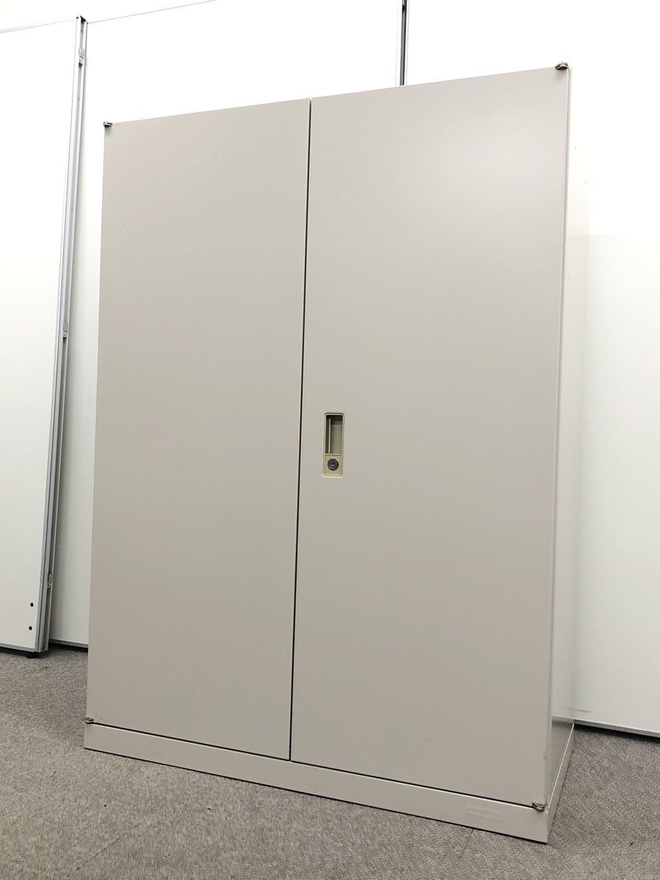 【鍵作成可】
半端なサイズが使いやすい！
高さ1150mm！
観音開き書庫入荷/オカムラ/42シリーズ/ライトグレー
                        42 
                                    中古
            