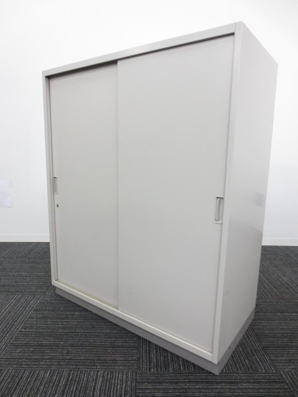 イトーキ　ITOKI　書庫　引き違い　2枚引き戸　ニューグレー　　省スペース　
                        シンライン 
                                    中古
            