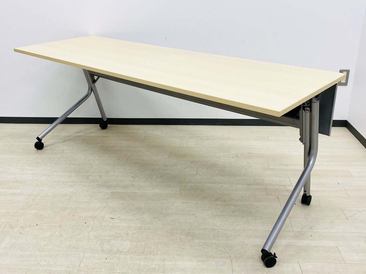 ナチュラル天板の明るい色！ミーティングも楽々！
                        その他シリーズ
                                    中古
            