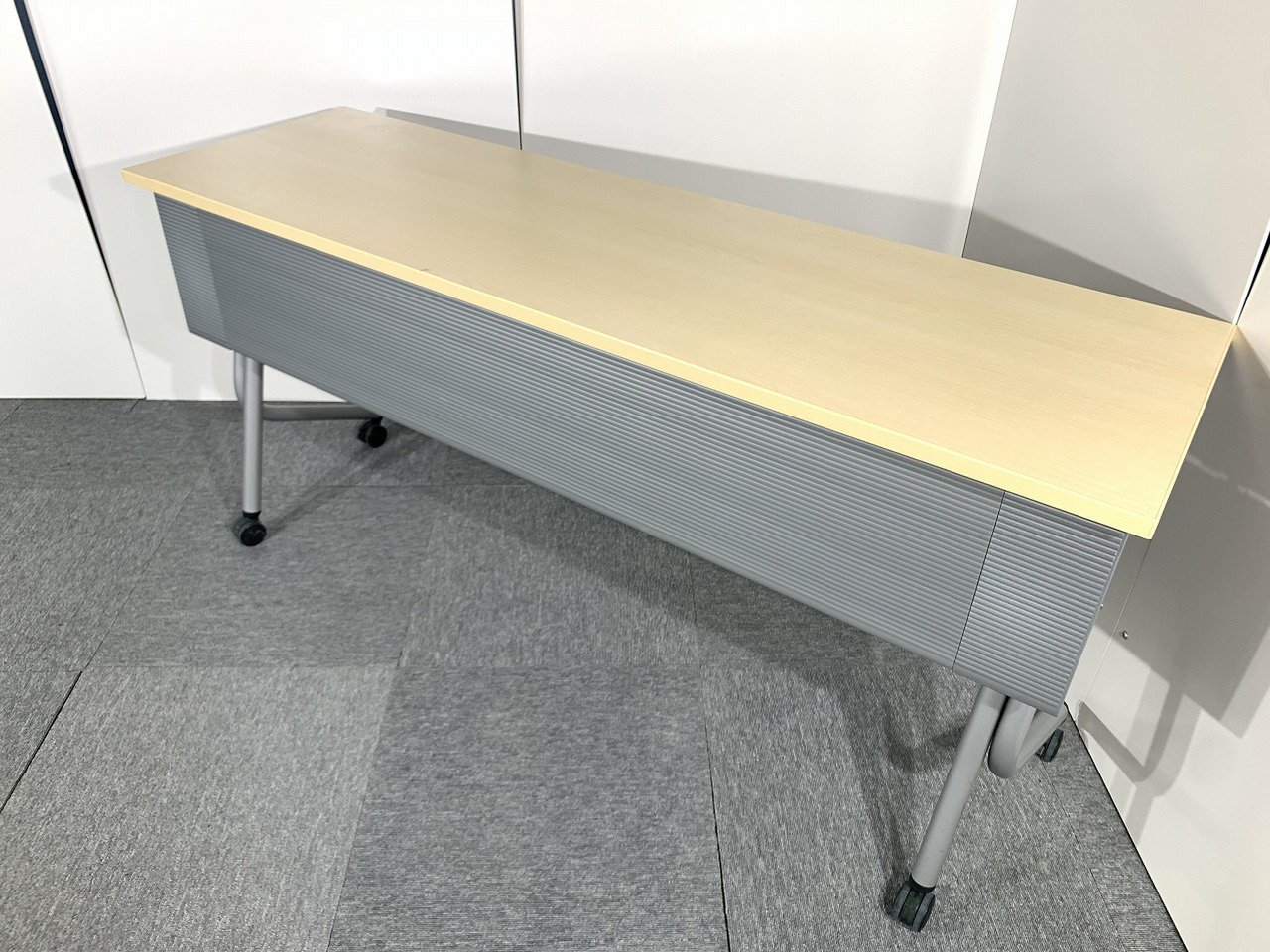 【関西倉庫在庫】　オカムラ　okamura　サイドスタックテーブル　木目調天板　キャスター付き　折り畳み
                        サイドテーブルL 
                                    中古
            