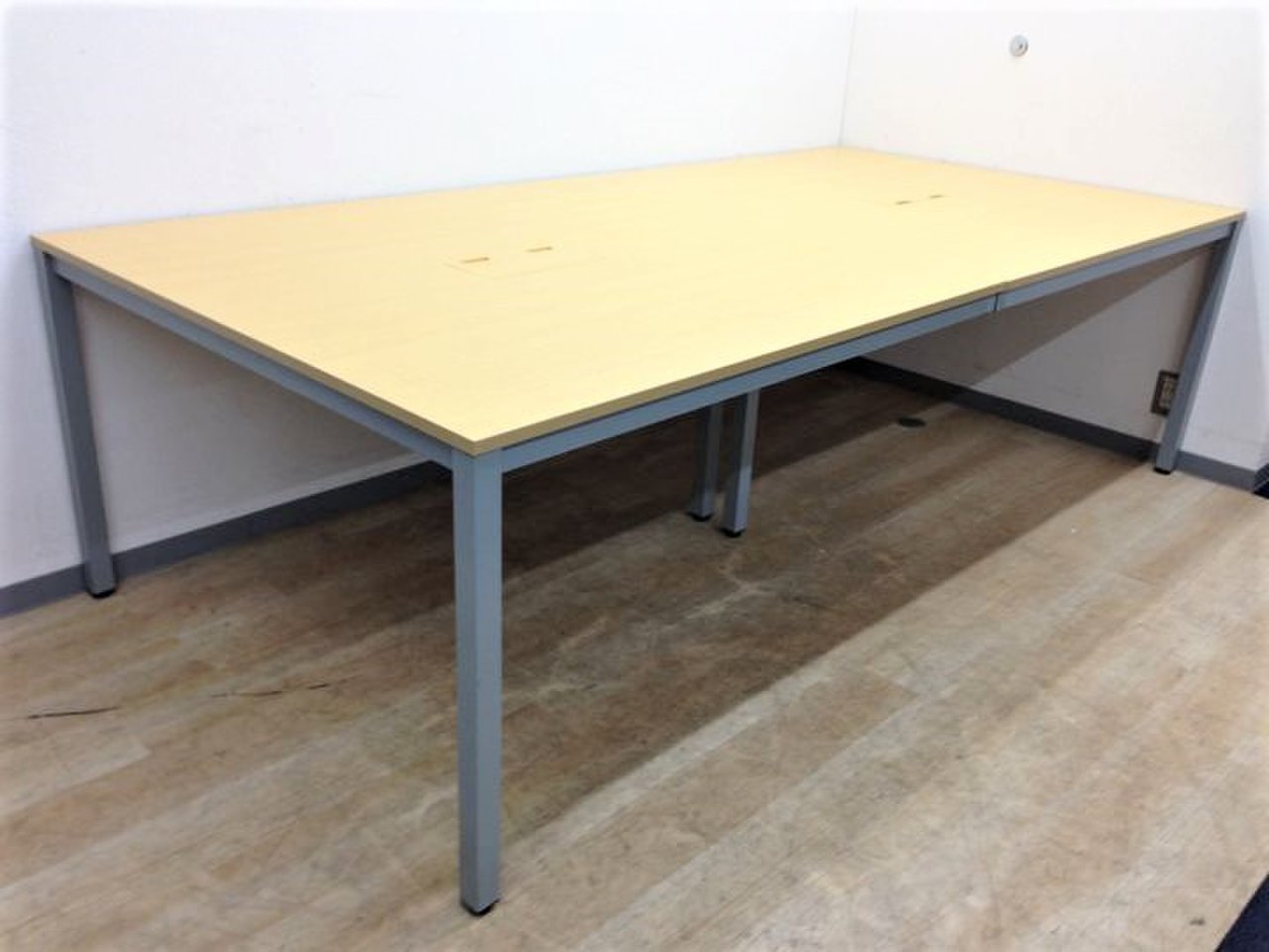 6名様から8名様用にオススメ！フリーアドレスデスクとしても使用可能な配線収納付きのテーブル入荷！木目カラー
                        その他シリーズ
                                    中古
            