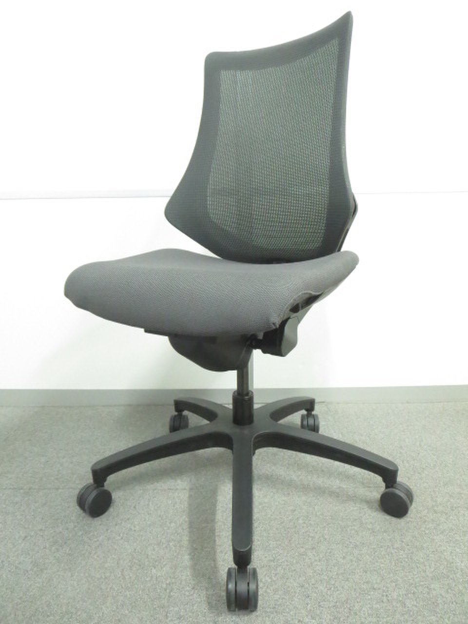 【三次元フォルムが腰にフィット！】■イトーキ製　エフチェア　プレーンメッシュ　オフブラック　■疲労軽減に快適メッシュ！
                        エフ 
                                    中古
            