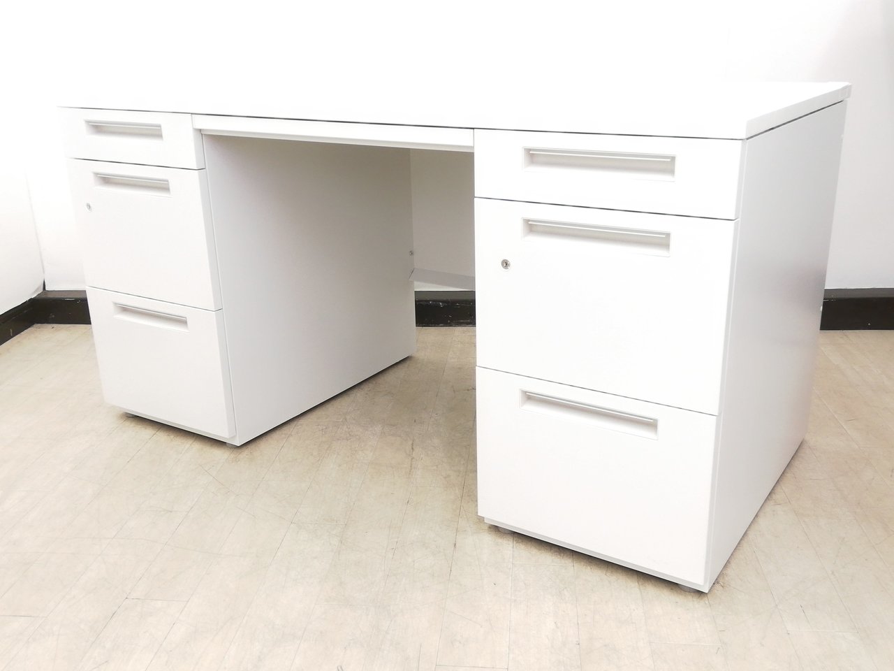 【今や希少品】役職者様向け！ホワイト広～い天板両袖机◆頑丈一番イナバ製
                        その他シリーズ
                                    中古
            