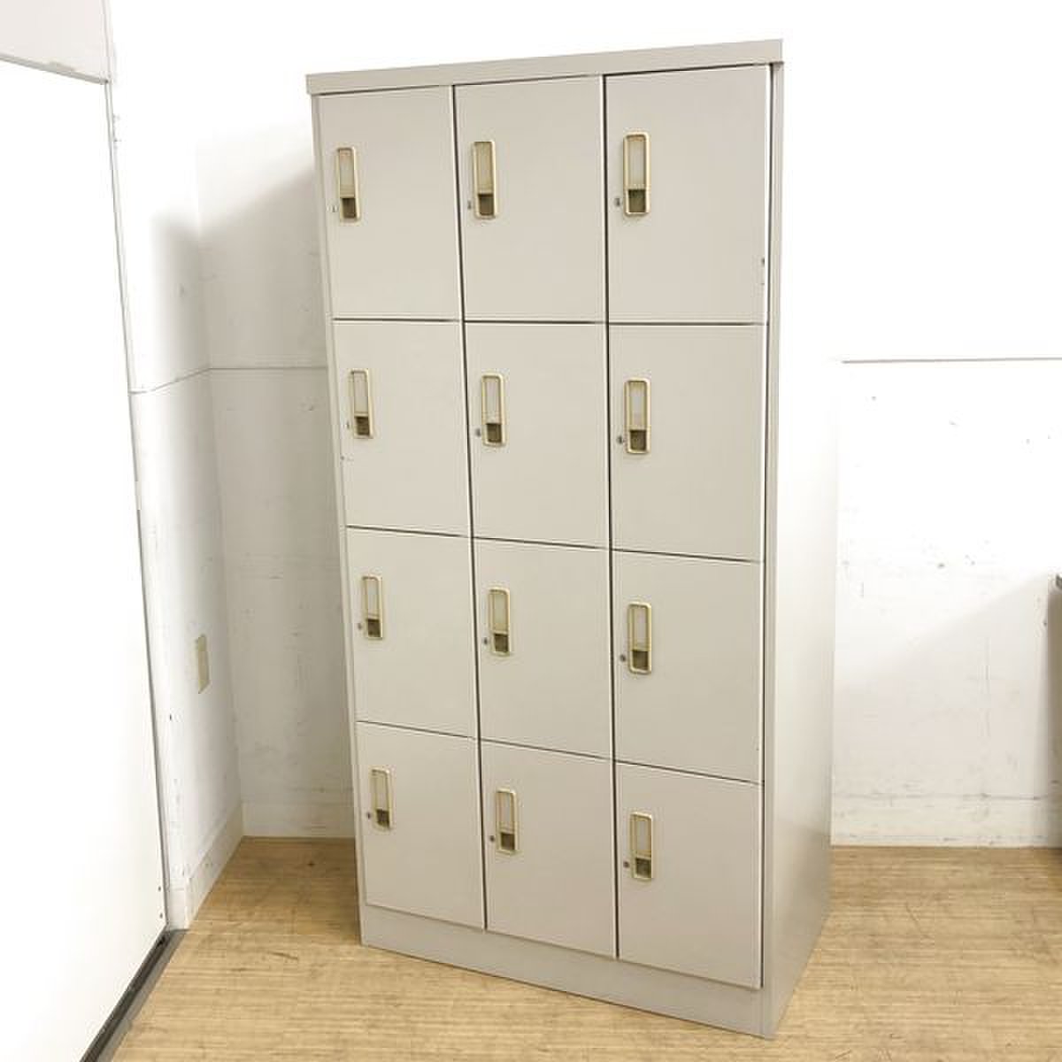 【多人数対応ロッカー】貴重品や少量の荷物を保管するのに最適なサイズ　施錠管理可能でプライバシーを守ります　イトーキ
                        その他シリーズ
                                    中古
            