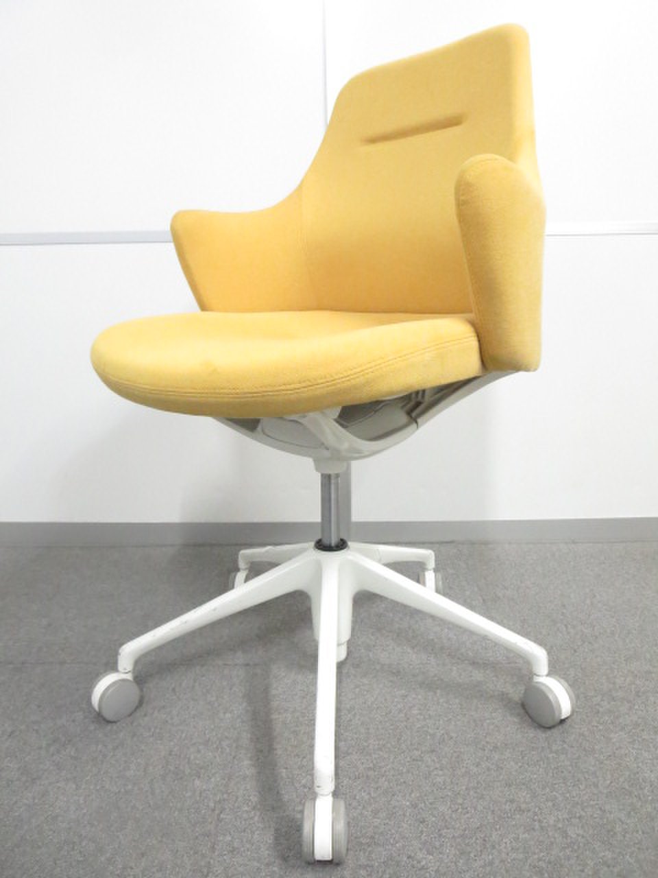 【カジュアルな空間を演出！】■ライブス ワークチェア（Lives Work Chair）　イエロー
                        ライブス 
                                    中古
            