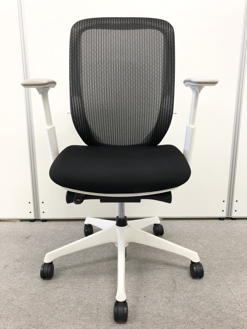 【中古 A(中古品)】Sylphy(シルフィー) C685XW-FMP1 中古】C685XW-FMP1 | オカムラ Sylphy オフィスチェア - Kagg