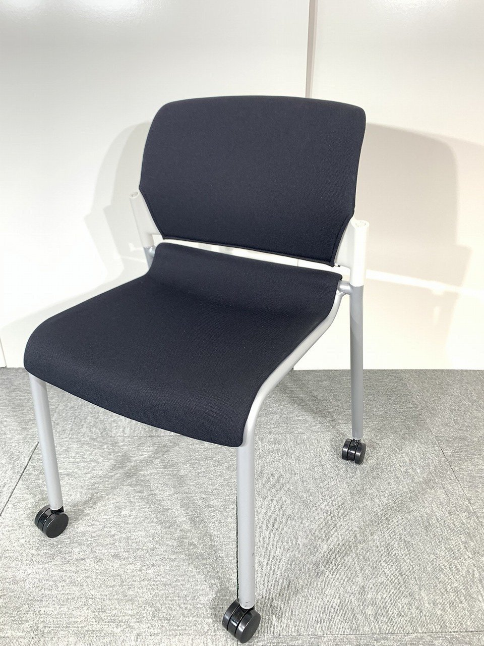 内田洋行　スタッキングチェア　MF-270シリーズ　ブラック色　ロット　会議室　ミーティングルーム　おすすめ　状態良好　シンプル　入替　新規購入　キャスター付き
                        MF-270シリーズ 
                                    中古
            