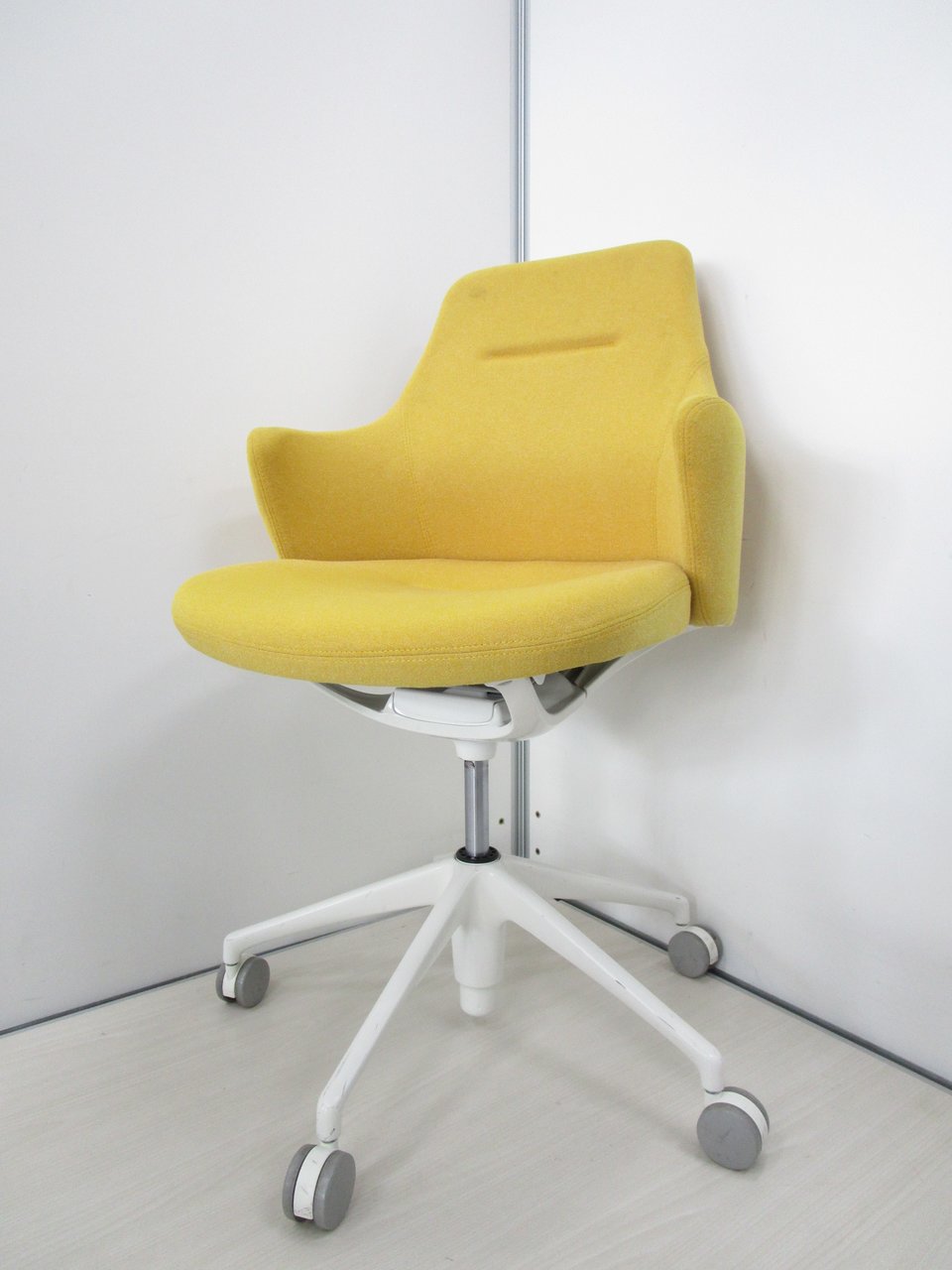 【2019年製】カフェ感覚の次世代オフィスチェア
                        ライブス 
                                    中古
            