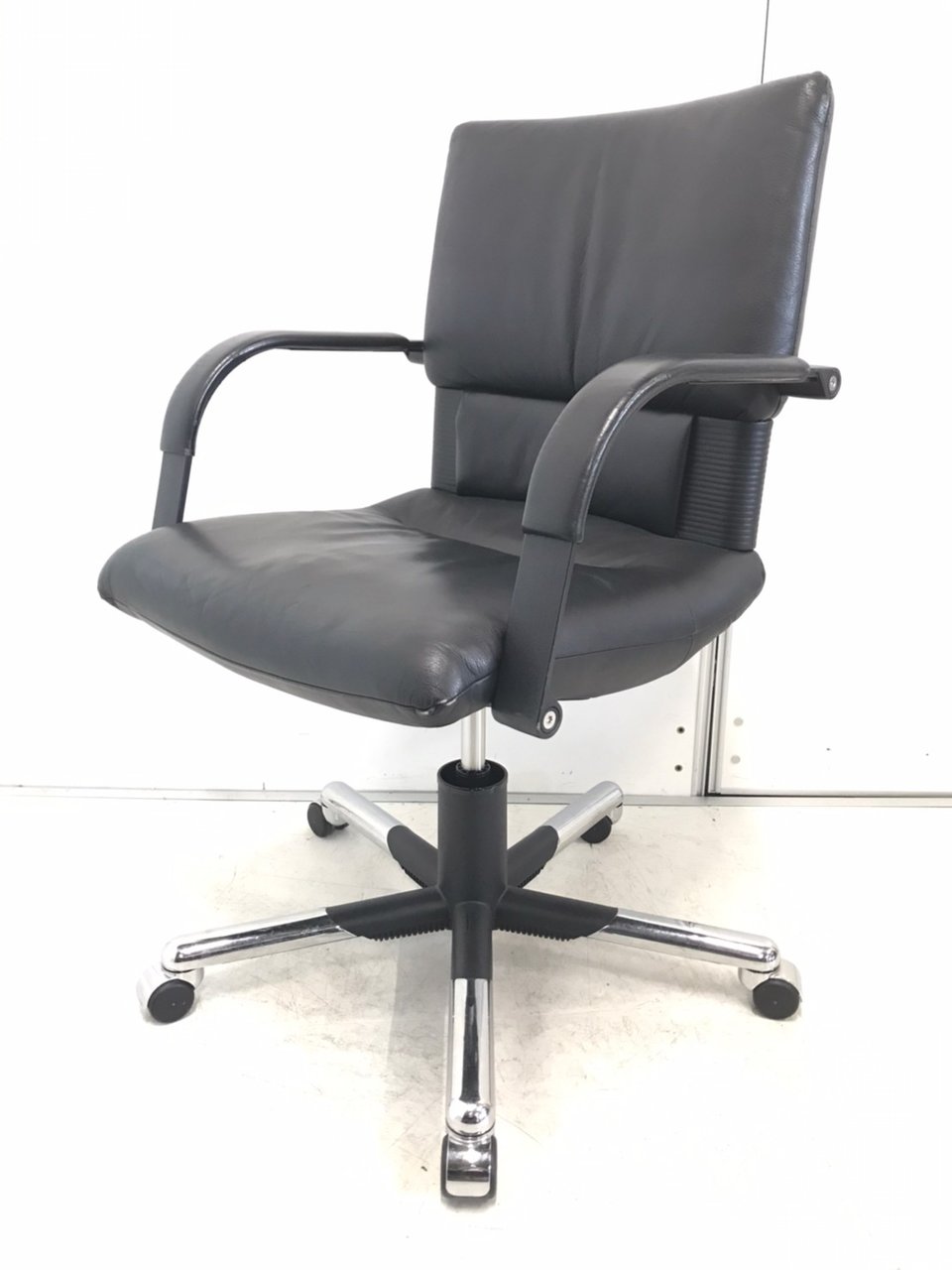 【限定1脚！】背もたれに若干の傷がありますが特に使用上問題ありません。　★【J3】【3】
                        フィグラ 
                                    中古
            