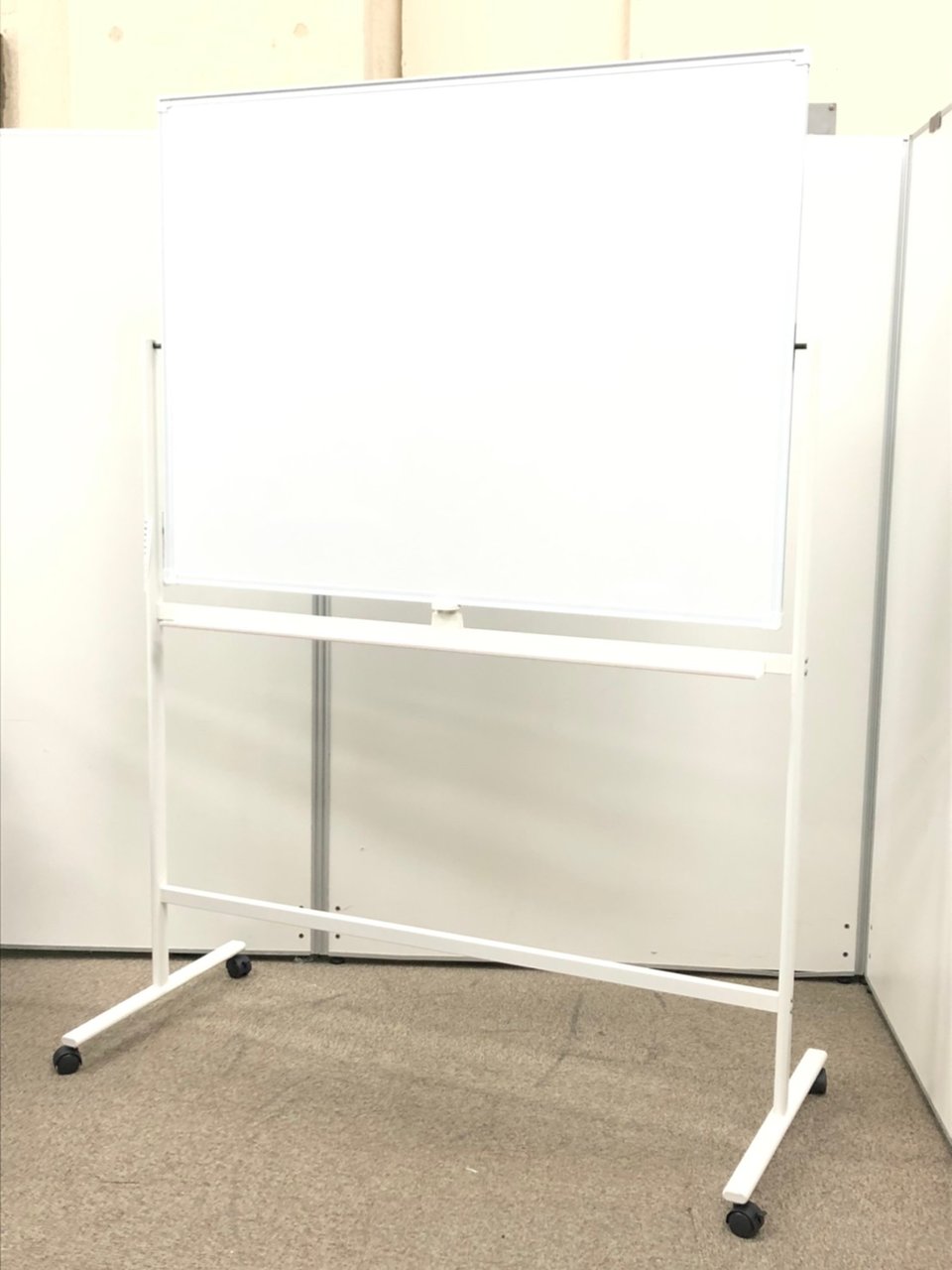 【小さな会議室で大活躍】
両面タイプで使い勝手◎！
W1280ホワイトボード
                        その他シリーズ
                                    中古
            