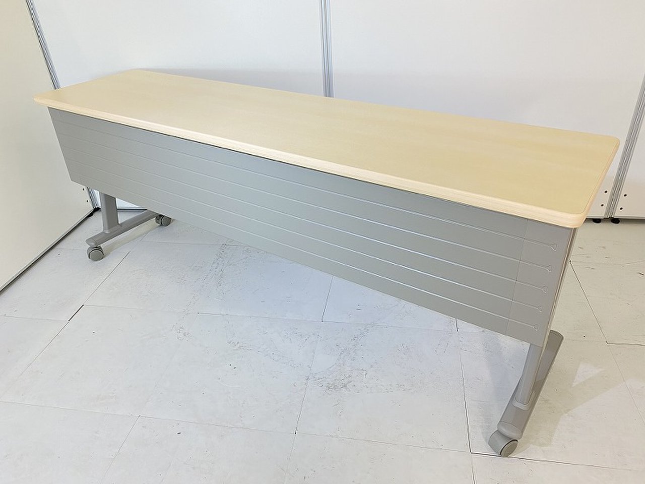 【会議・ミーティングにも】【折りたたみ】人気サイズのサイドスタックテーブルが入荷！人気の木目調です！【倉庫在庫品】
                        サイドテーブルN 
                                    中古
            