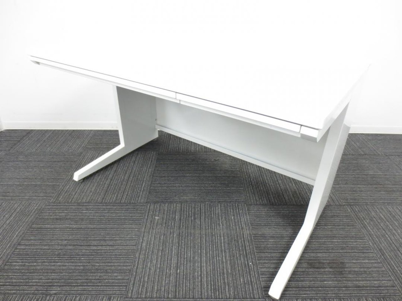 【広々お仕事できます！】幅広い1400mmの平机！【配線を綺麗に収納可能！】
                        アドバンス 
                                    中古
            