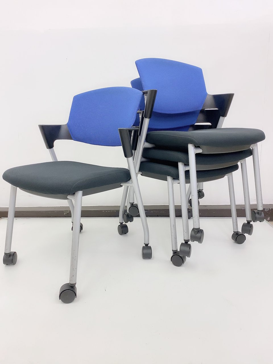 【4脚セット】省スペース片づけカンタンチェア！ブルー＆ブラック◆コクヨ製
                        プロッティ（キャスター付） 
                                    中古
            