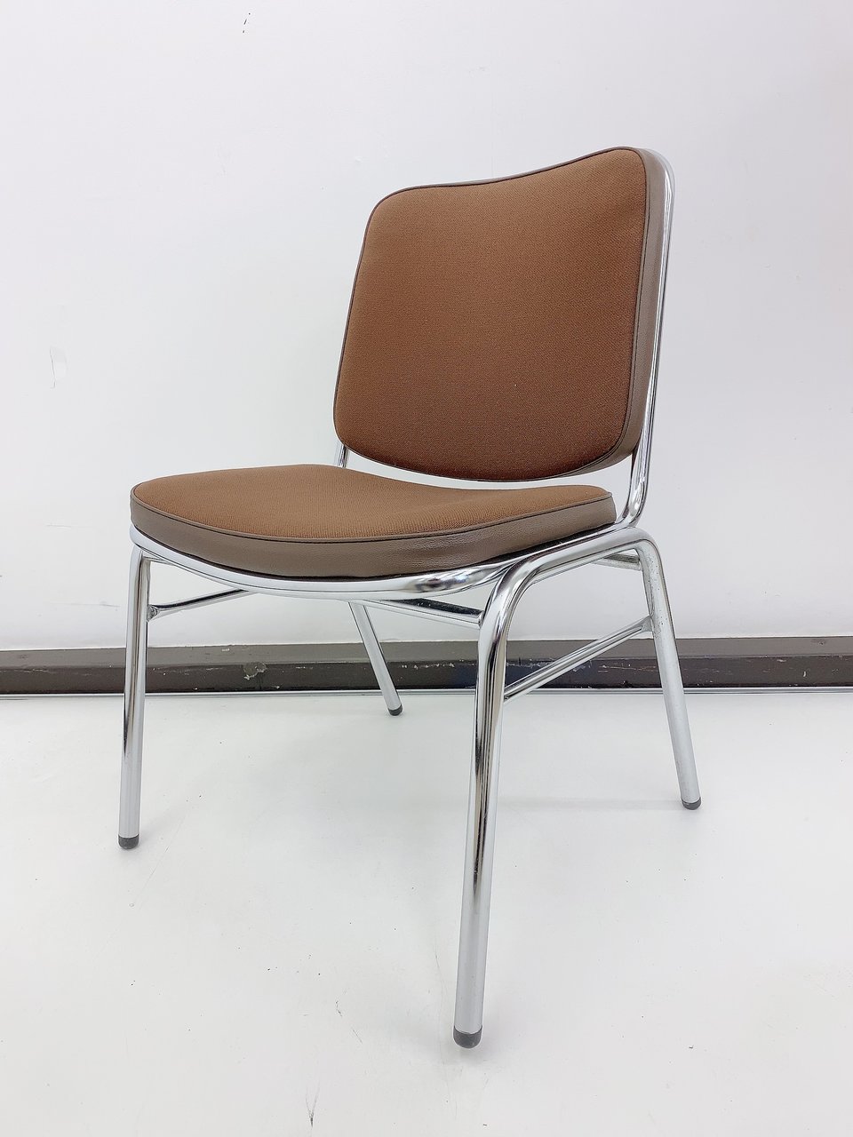 旧型仕様！今まで頑張ってきたスタッキングチェアです◆イトーキ製
                        その他シリーズ
                                    中古
            